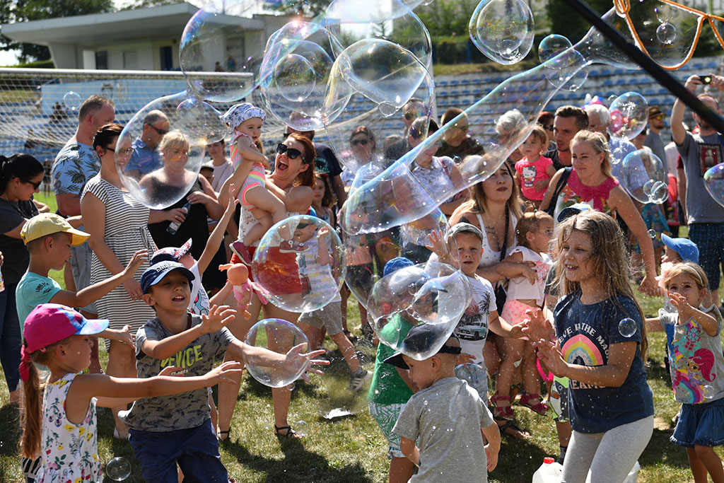 Tysiące różnokolorowych baniek mydlanych nad Legnicą