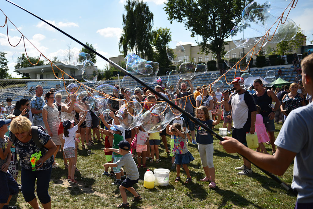 Tysiące różnokolorowych baniek mydlanych nad Legnicą
