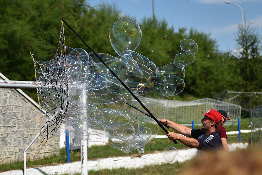 Tysiące różnokolorowych baniek mydlanych nad Legnicą