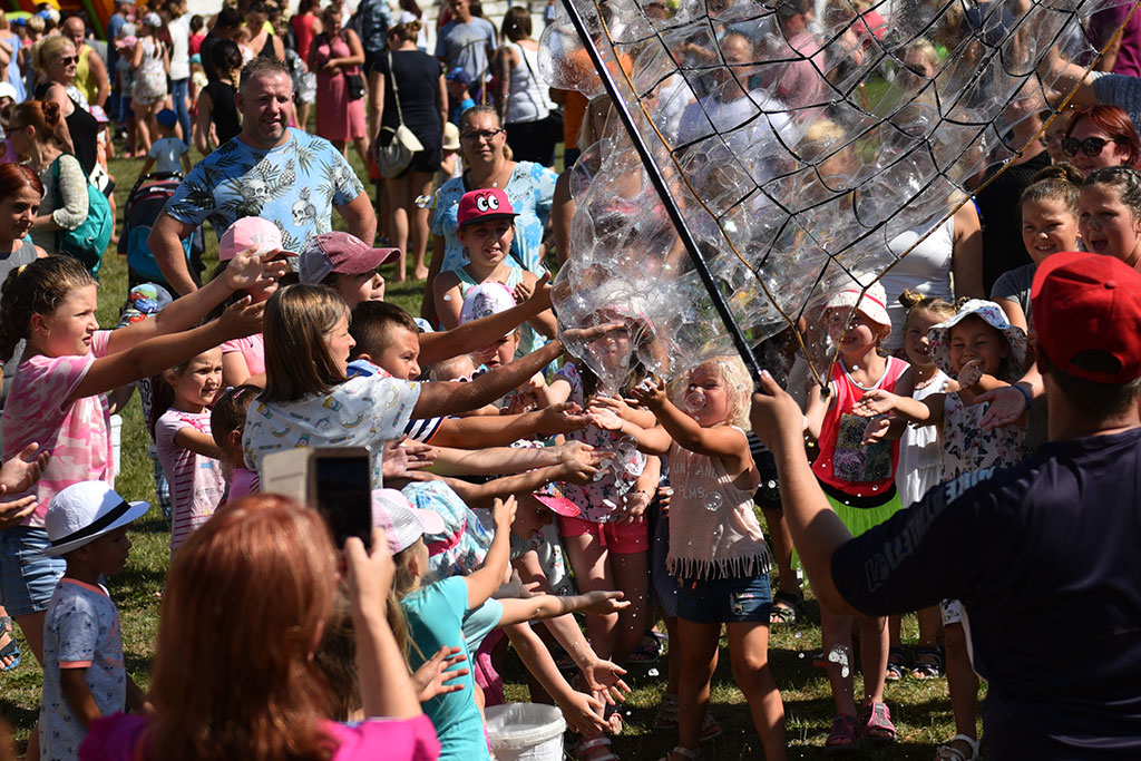 Tysiące różnokolorowych baniek mydlanych nad Legnicą