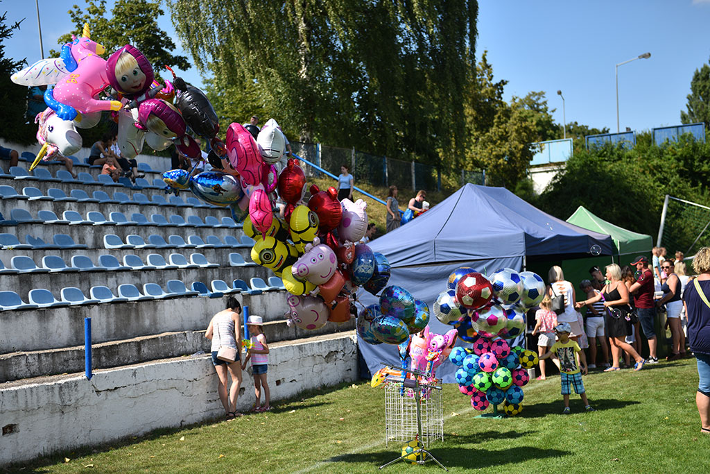 Tysiące różnokolorowych baniek mydlanych nad Legnicą