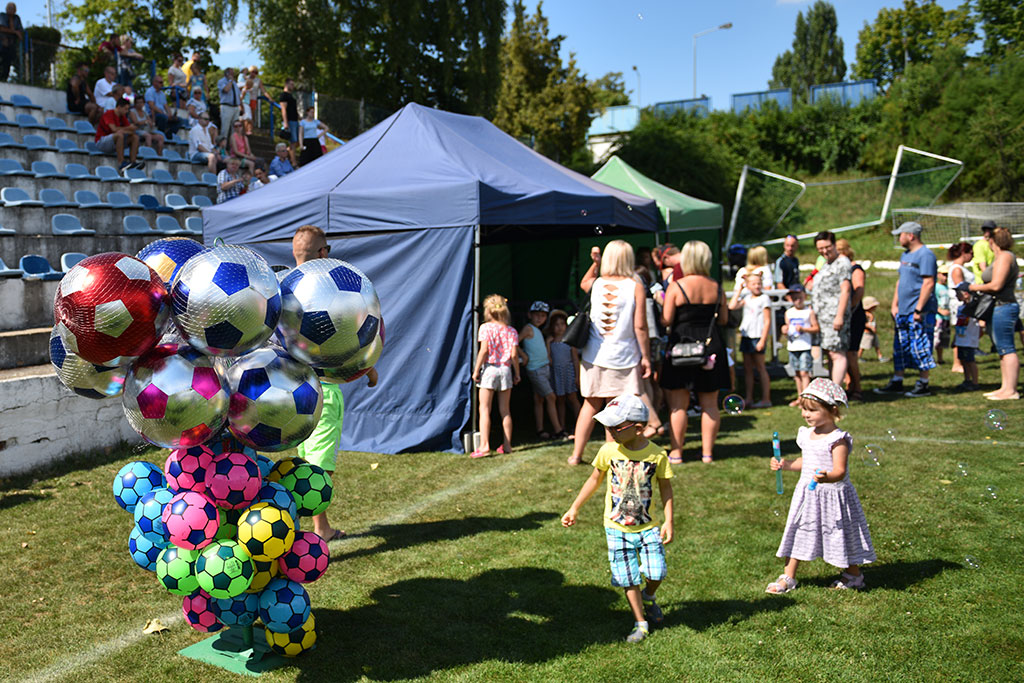 Tysiące różnokolorowych baniek mydlanych nad Legnicą