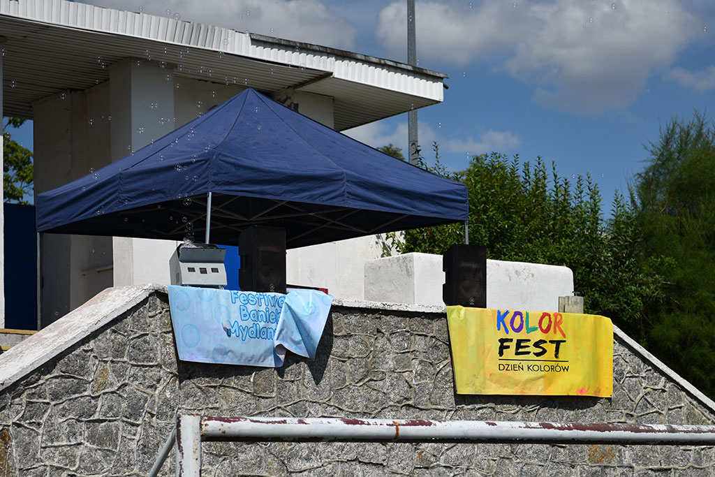 Tysiące różnokolorowych baniek mydlanych nad Legnicą