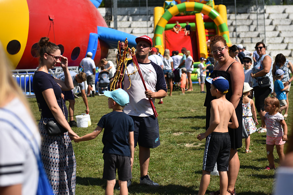 Tysiące różnokolorowych baniek mydlanych nad Legnicą