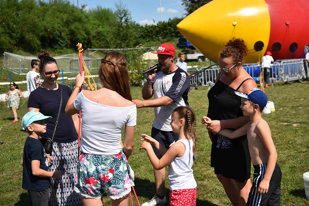 Tysiące różnokolorowych baniek mydlanych nad Legnicą