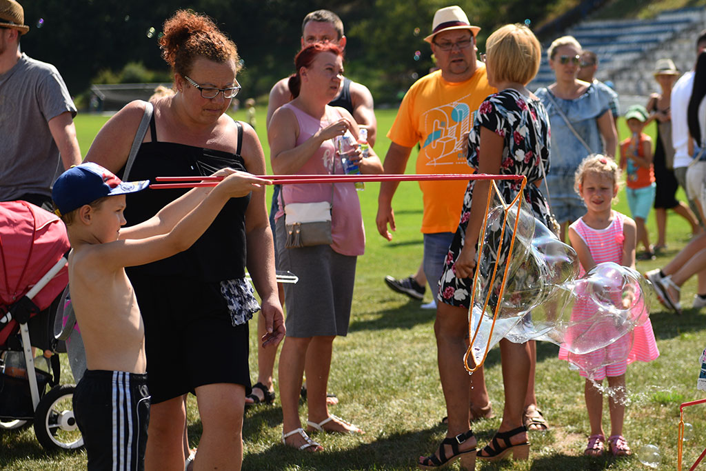 Tysiące różnokolorowych baniek mydlanych nad Legnicą