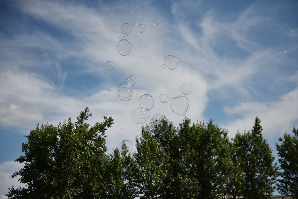 Tysiące różnokolorowych baniek mydlanych nad Legnicą