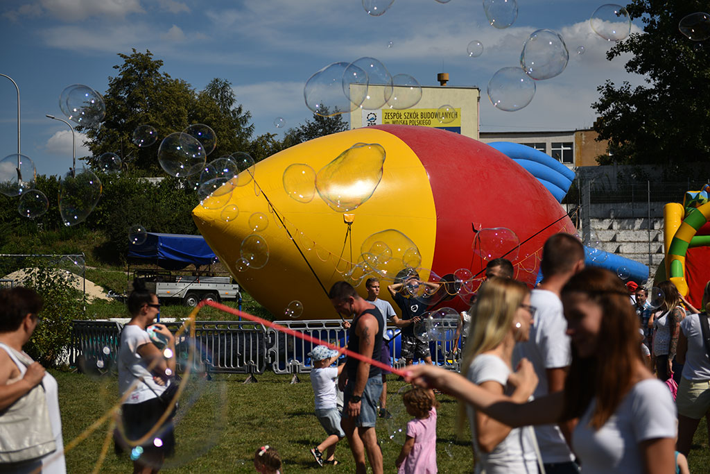 Tysiące różnokolorowych baniek mydlanych nad Legnicą