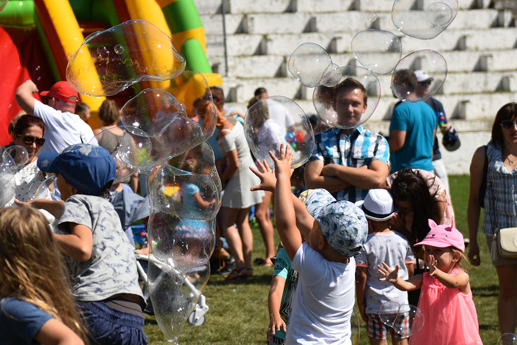 Tysiące różnokolorowych baniek mydlanych nad Legnicą