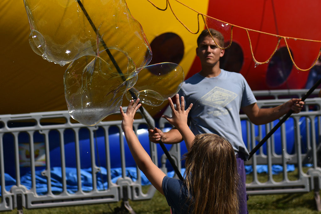 Tysiące różnokolorowych baniek mydlanych nad Legnicą
