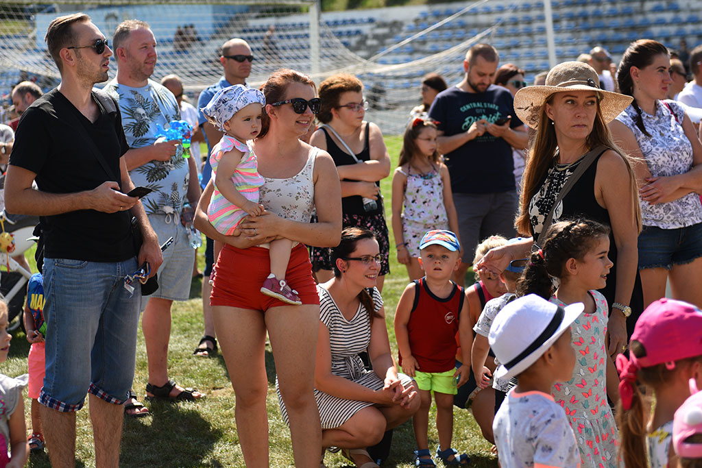 Tysiące różnokolorowych baniek mydlanych nad Legnicą