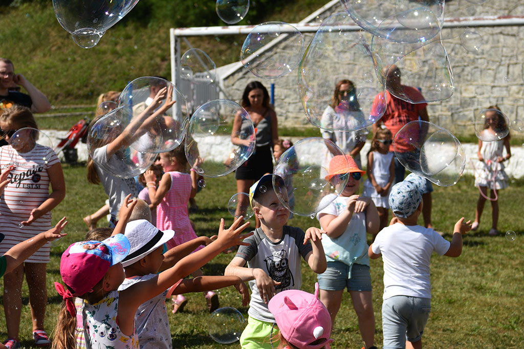 Tysiące różnokolorowych baniek mydlanych nad Legnicą