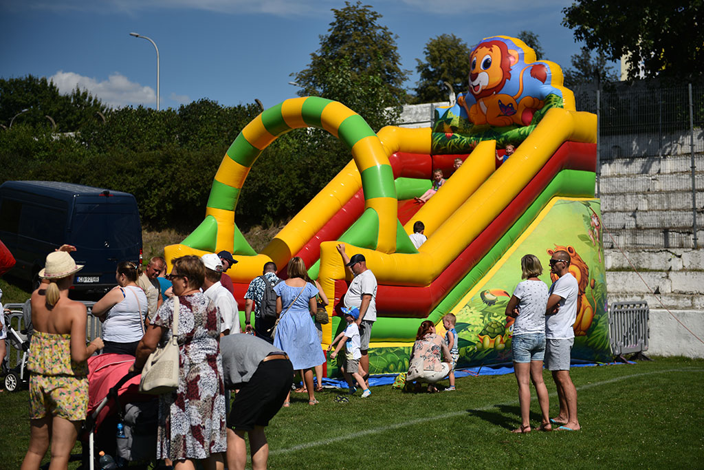 Tysiące różnokolorowych baniek mydlanych nad Legnicą