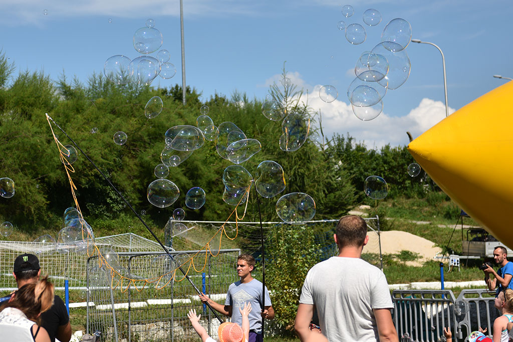 Tysiące różnokolorowych baniek mydlanych nad Legnicą