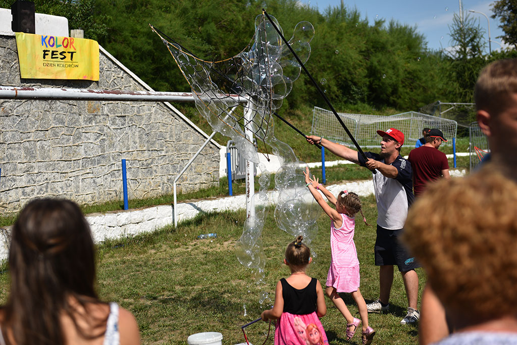 Tysiące różnokolorowych baniek mydlanych nad Legnicą
