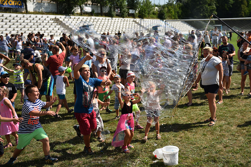 Tysiące różnokolorowych baniek mydlanych nad Legnicą