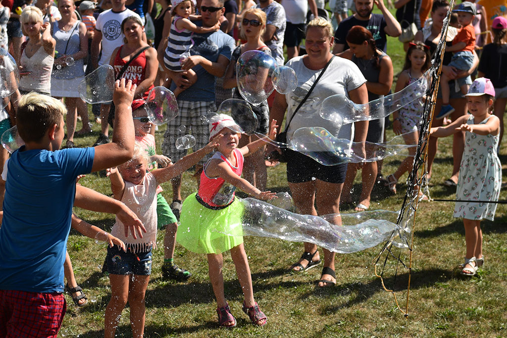 Tysiące różnokolorowych baniek mydlanych nad Legnicą