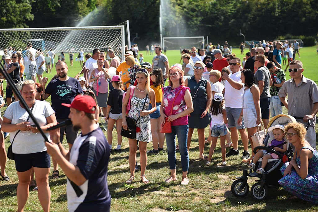 Tysiące różnokolorowych baniek mydlanych nad Legnicą