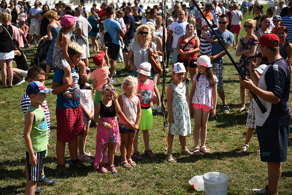 Tysiące różnokolorowych baniek mydlanych nad Legnicą