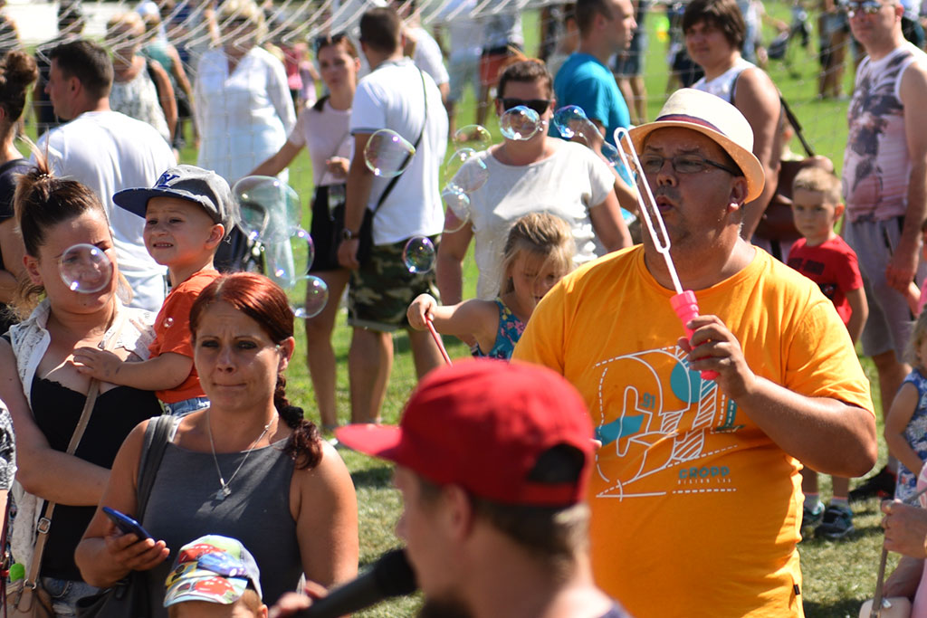 Tysiące różnokolorowych baniek mydlanych nad Legnicą