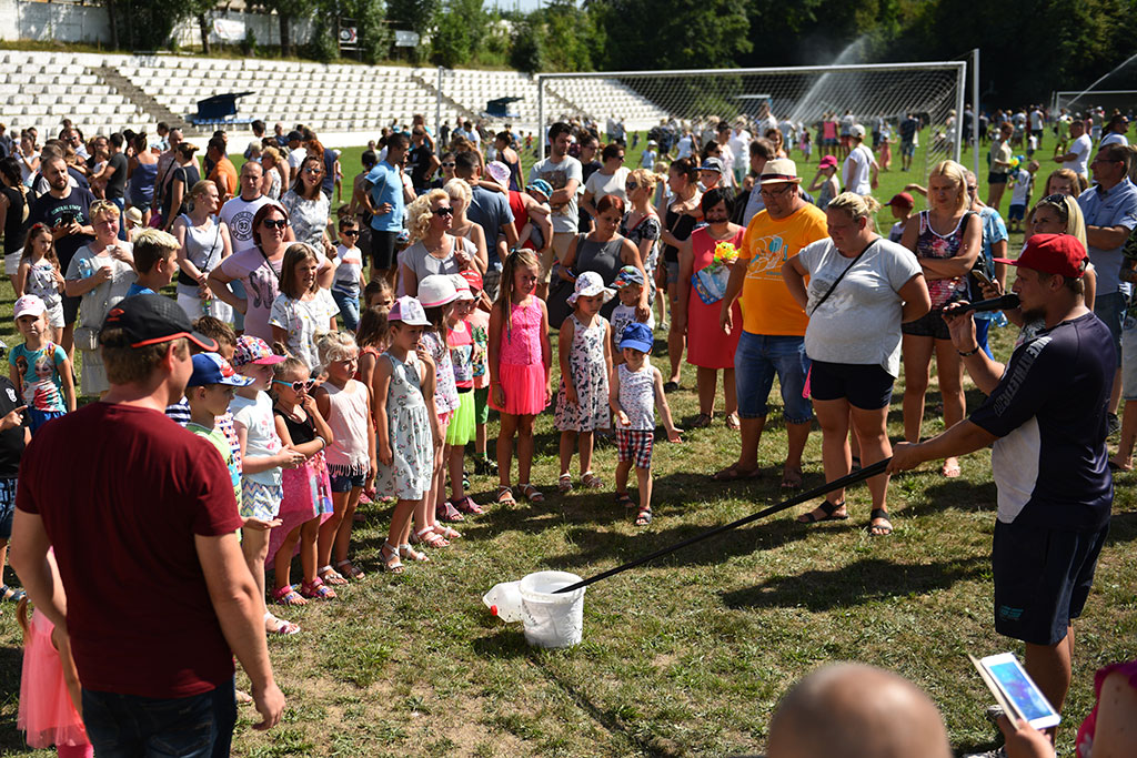 Tysiące różnokolorowych baniek mydlanych nad Legnicą