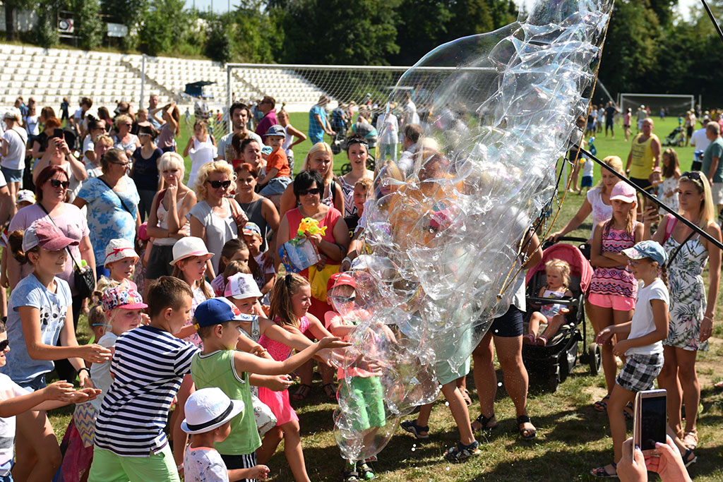 Tysiące różnokolorowych baniek mydlanych nad Legnicą
