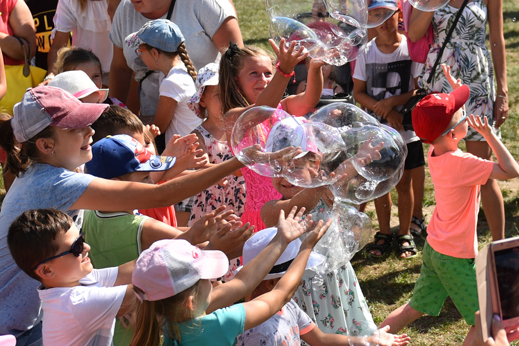 Tysiące różnokolorowych baniek mydlanych nad Legnicą