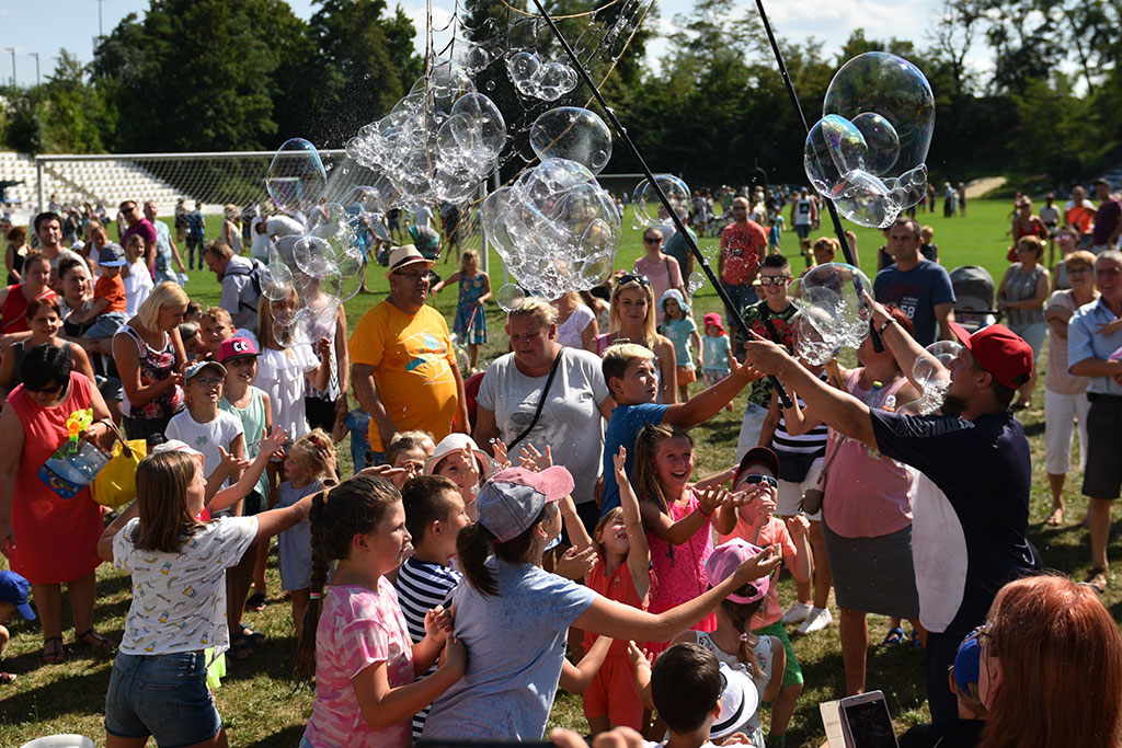 Tysiące różnokolorowych baniek mydlanych nad Legnicą