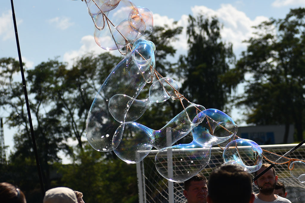 Tysiące różnokolorowych baniek mydlanych nad Legnicą