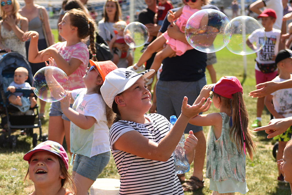 Tysiące różnokolorowych baniek mydlanych nad Legnicą