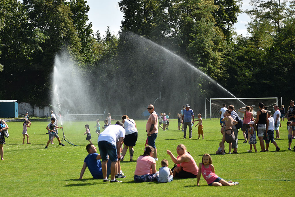 Tysiące różnokolorowych baniek mydlanych nad Legnicą