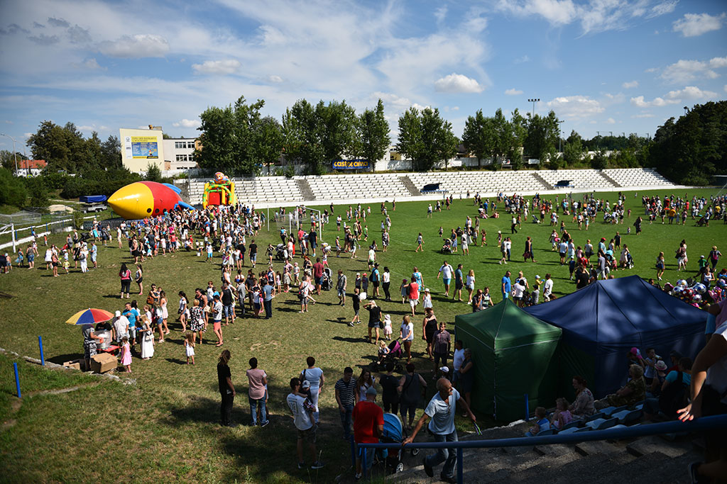 Tysiące różnokolorowych baniek mydlanych nad Legnicą
