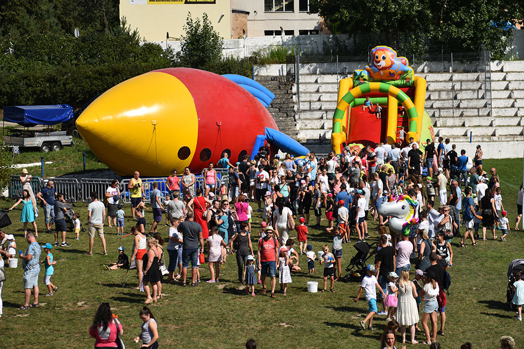 Tysiące różnokolorowych baniek mydlanych nad Legnicą