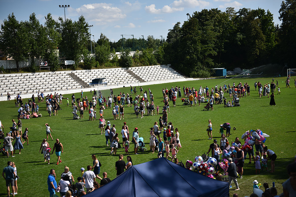 Tysiące różnokolorowych baniek mydlanych nad Legnicą