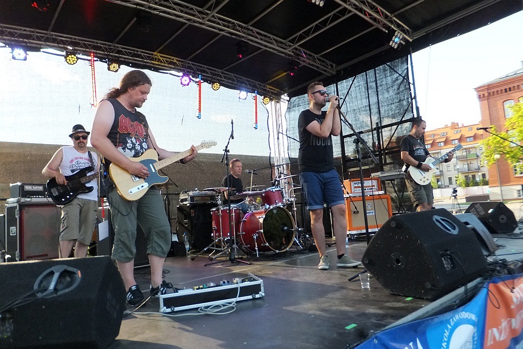 Pierwszy dzień Festiwalu Polskich Legend na dziedzińcu PWSZ