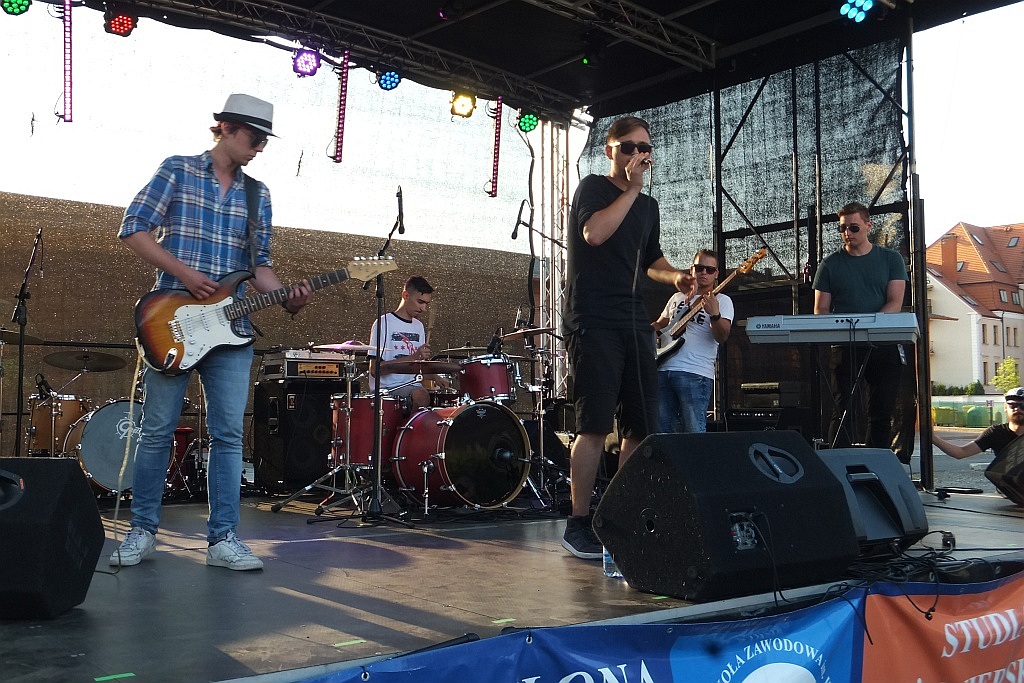 Pierwszy dzień Festiwalu Polskich Legend na dziedzińcu PWSZ