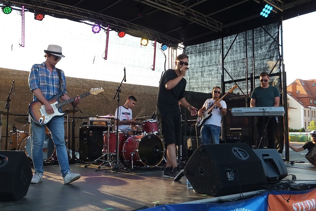 Pierwszy dzień Festiwalu Polskich Legend na dziedzińcu PWSZ
