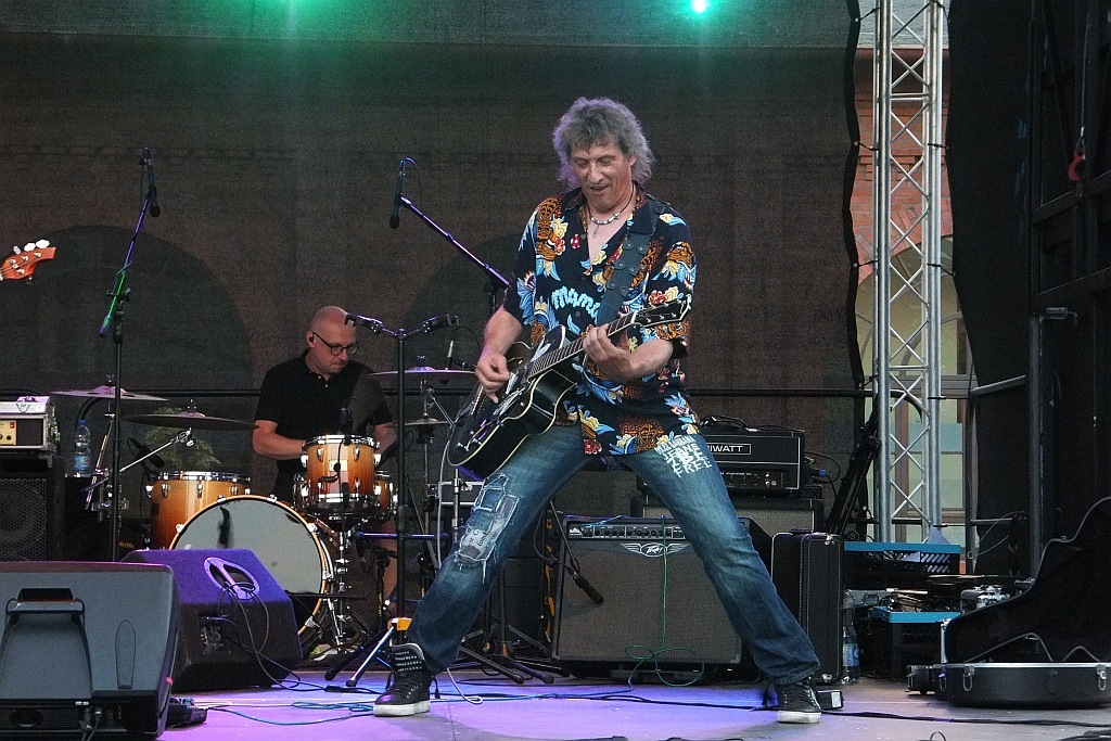 Pierwszy dzień Festiwalu Polskich Legend na dziedzińcu PWSZ