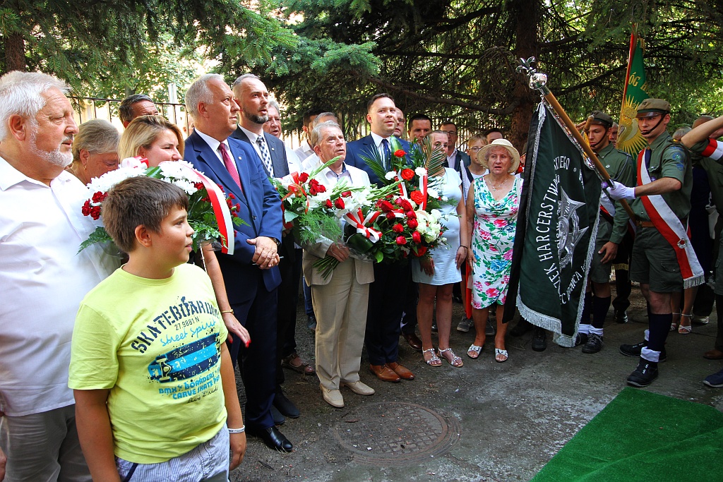 Hołd i kwiaty pod tablicą Szarych Szeregów w rocznicę powstania