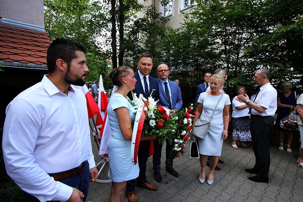 Hołd i kwiaty pod tablicą Szarych Szeregów w rocznicę powstania