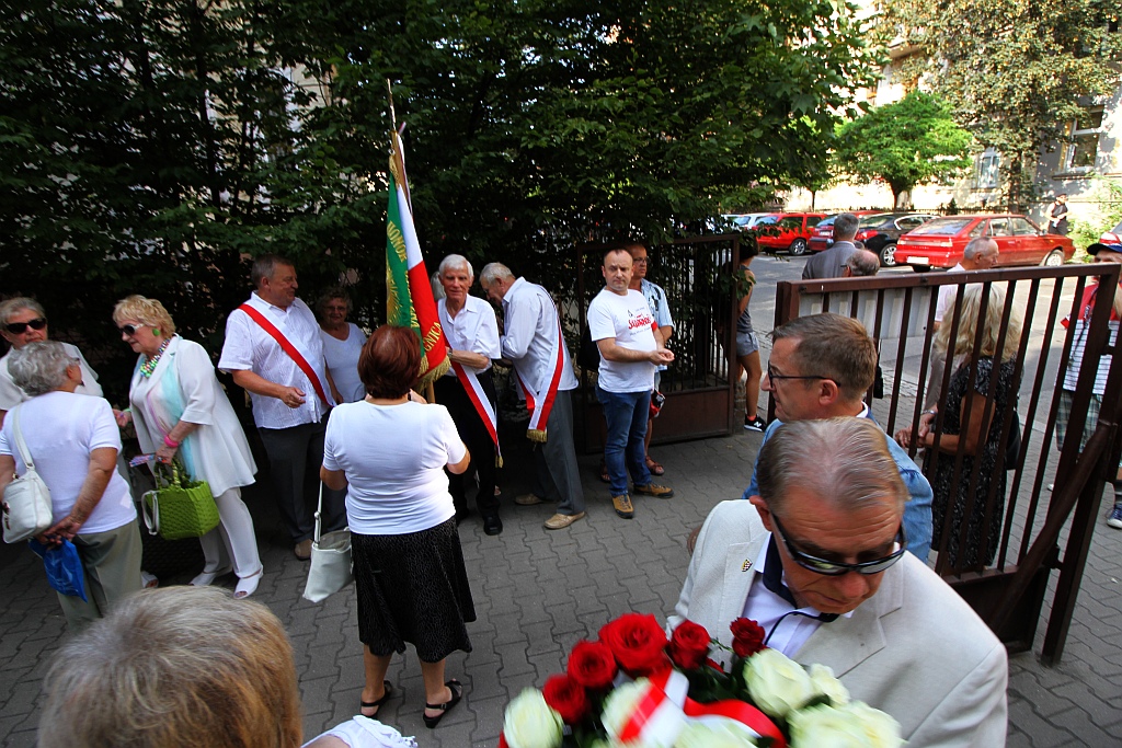 Hołd i kwiaty pod tablicą Szarych Szeregów w rocznicę powstania