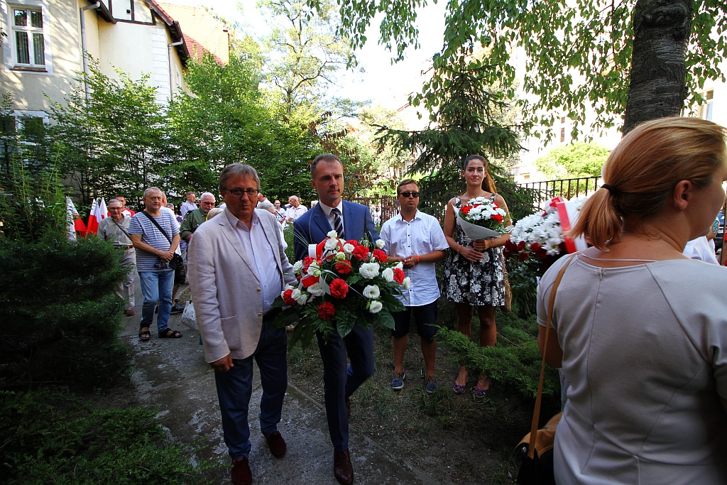 Hołd i kwiaty pod tablicą Szarych Szeregów w rocznicę powstania