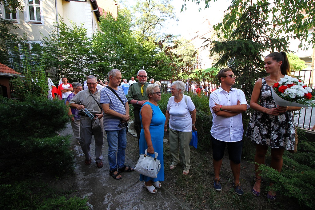 Hołd i kwiaty pod tablicą Szarych Szeregów w rocznicę powstania