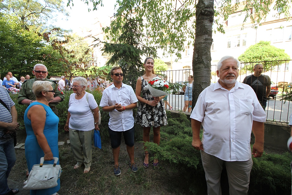 Hołd i kwiaty pod tablicą Szarych Szeregów w rocznicę powstania