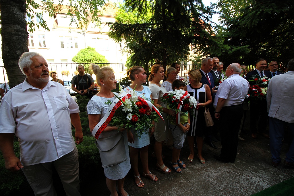 Hołd i kwiaty pod tablicą Szarych Szeregów w rocznicę powstania