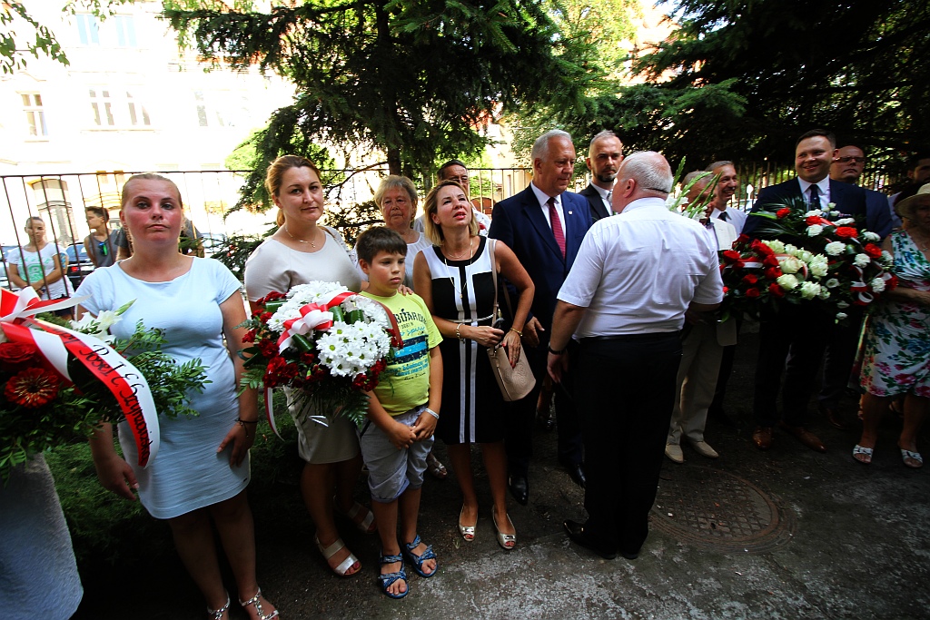 Hołd i kwiaty pod tablicą Szarych Szeregów w rocznicę powstania