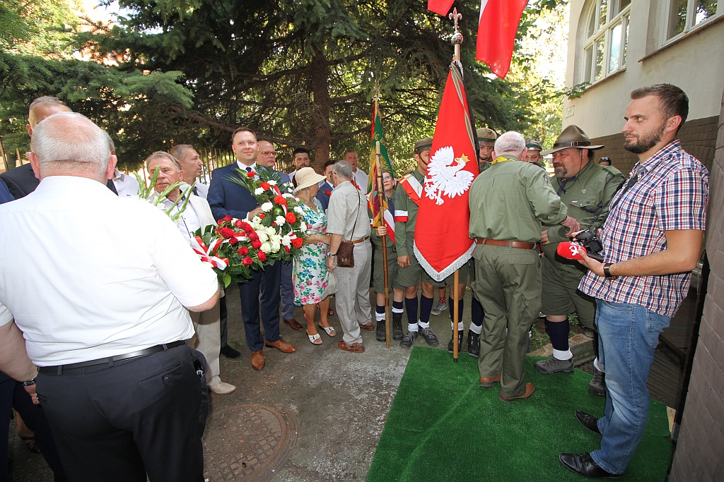 Hołd i kwiaty pod tablicą Szarych Szeregów w rocznicę powstania