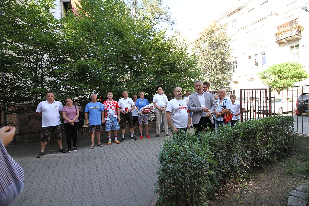 Hołd i kwiaty pod tablicą Szarych Szeregów w rocznicę powstania