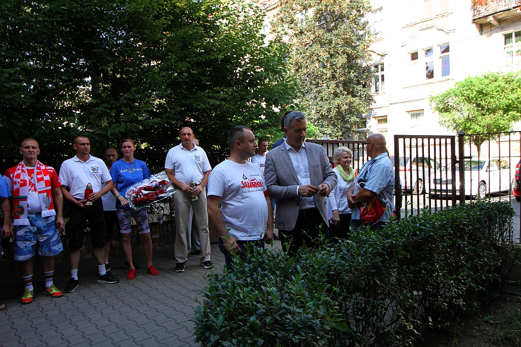 Hołd i kwiaty pod tablicą Szarych Szeregów w rocznicę powstania