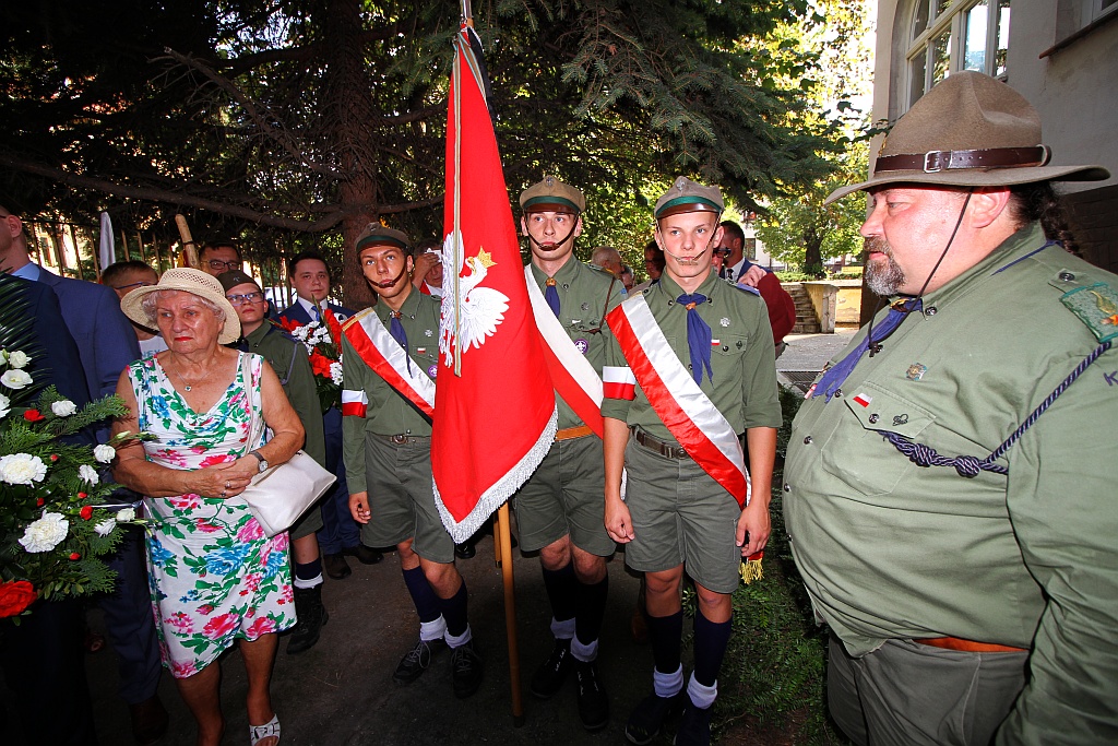 Hołd i kwiaty pod tablicą Szarych Szeregów w rocznicę powstania